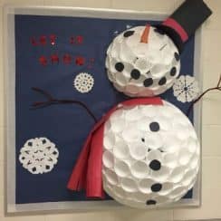 Arbol y muñeco de nieve hecho con vasos desechables