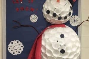 muñeco de nieve hecho con vasos descartables