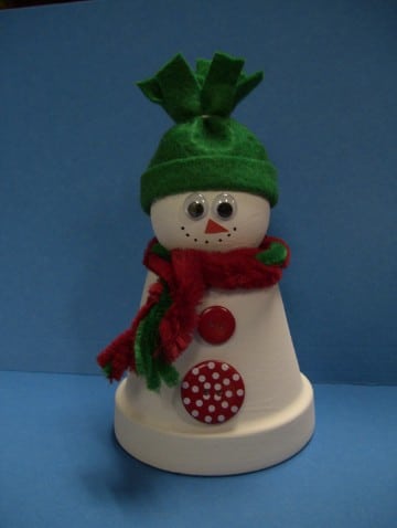 muñeco de nieve hecho con vasos desechables