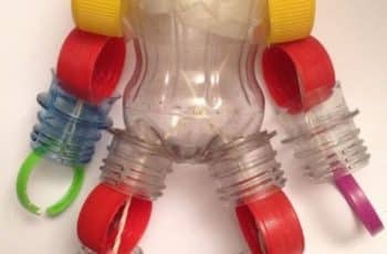 Juguetes hechos de material reciclado plastico para niños