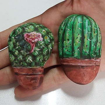 cactus pintados en piedras pequeños