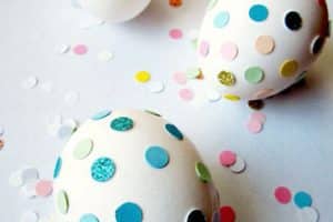 como decorar huevos de pascua facil con lunares