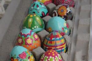 huevos de colores para niños decorados