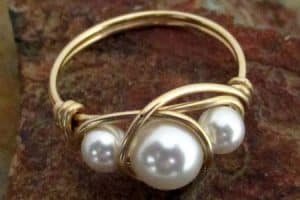 como hacer anillos de bisuteria con perlas