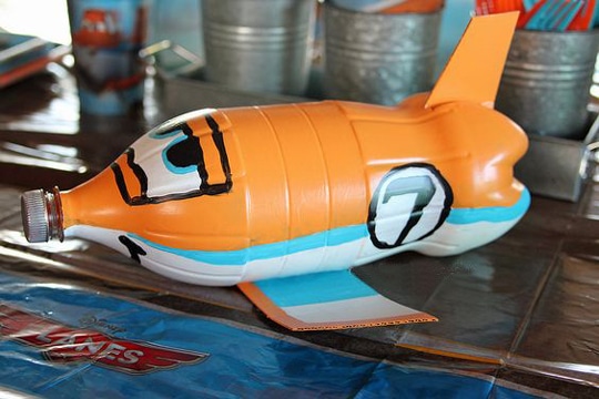 juguetes con botellas de plastico aviones