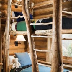 Prácticas camas rusticas de troncos para espacios acogedores