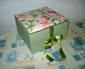 Te enseñamos como forrar una caja de carton rápidamente