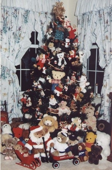 arbol de navidad con peluches hogareños