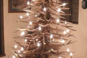 arboles de navidad hechos de madera con luces