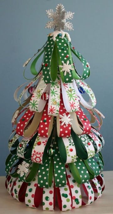 arboles navideños artesanales con cintas
