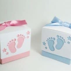 Unas cajas de carton decoradas para bebes con papel y tela