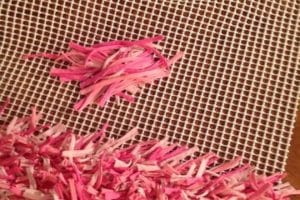 como hacer alfombras de nudos rosa