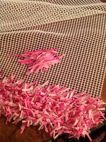como hacer alfombras de nudos rosa