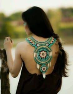 collares en mostacilla indigenas espalda