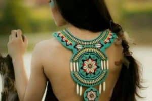 collares en mostacilla indigenas espalda