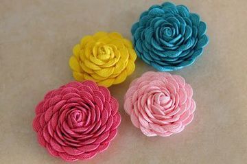 flores hechas con tela para niñas