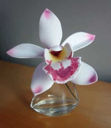 flores hechas con fomi tipo orquideas
