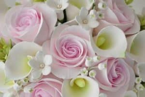 flores hechas con fomi tipo rosas y calas