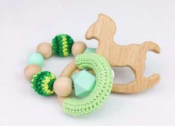 juguetes de madera para bebes con crochet