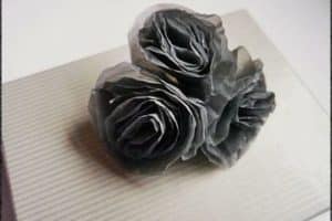 flores con bolsas de plastico negras