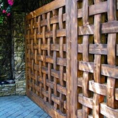 Distintas maneras de hacer rejas de madera para casas