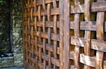 Distintas maneras de hacer rejas de madera para casas