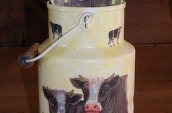 Latas de leche decoradas con diferentes motivos y diseños