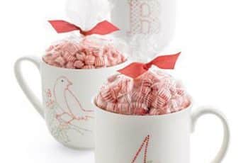 Hermosas tazas decoradas con dulces para obsequiar