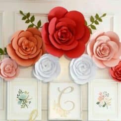 Adornos con flores de papel para decorar techos y paredes