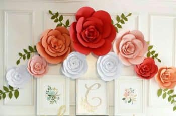 Adornos con flores de papel para decorar techos y paredes
