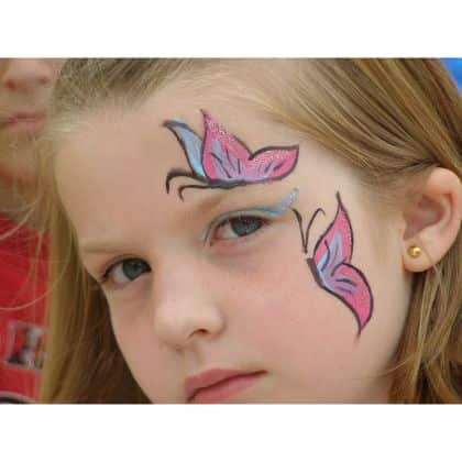caritas pintadas de niñas mariposas en vuelo