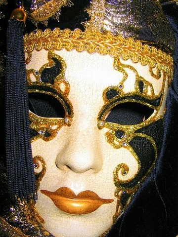 mascaras de yeso decoradas con diamantina