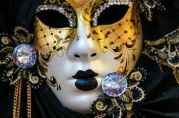 Mascaras de yeso decoradas con diseños innovadores