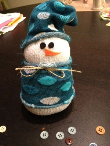 hacer muñeco de nieve con calcetines reciclados