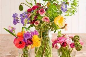 imagenes de arreglos florales en jarrones de vidrio