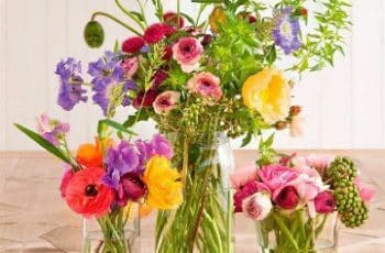 Arreglos florales en jarrones de vidrio para avivar tu hogar