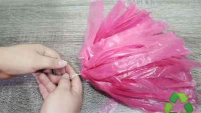 como hacer pompones con papel con bolsas