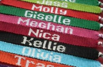 12 diseños de pulseras de hilo con nombre coloridas