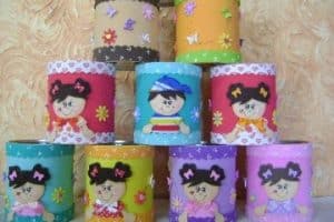 como hacer latas decoradas con foami