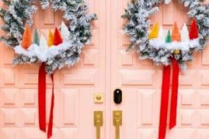 adornos navideños para puertas con nieve