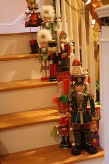 escaleras navideñas con muñecos de cascanueces