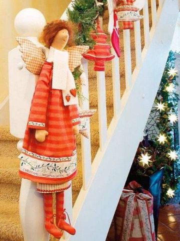 escaleras navideñas con muñecos grandes