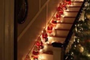 escaleras navideñas con muñecos y luces