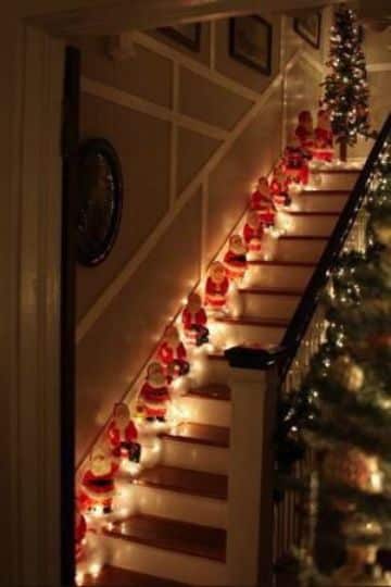escaleras navideñas con muñecos y luces
