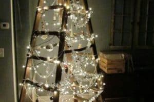 escaleras navideñas de madera con luces