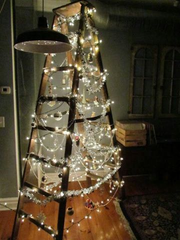 escaleras navideñas de madera con luces