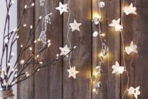 estrellas navideñas con luces colgantes