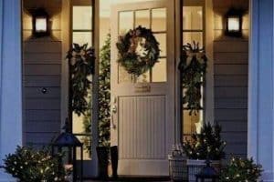 puertas forradas de navidad con coronas navideñas