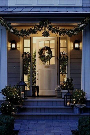 puertas forradas de navidad con coronas navideñas
