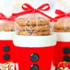4 ideas de tazas navideñas con dulces para regalar